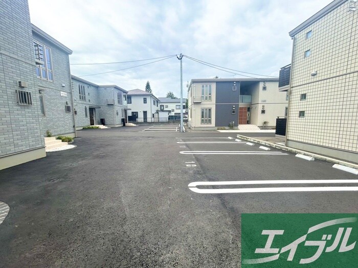 物件外観写真3　(駐車場)