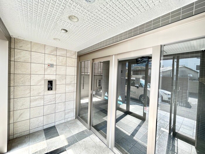 物件外観写真2　(エントランス部分)