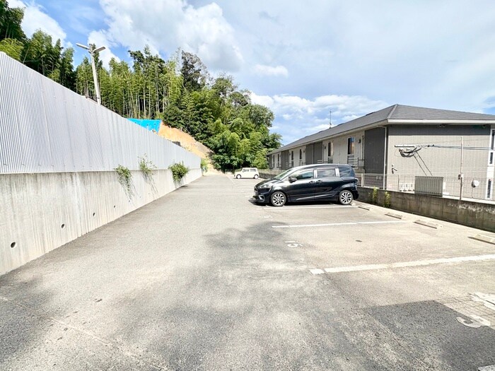 物件外観写真2　(駐車場)