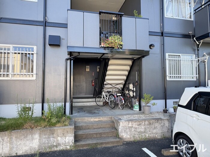 物件外観写真3　(エントランス部分)