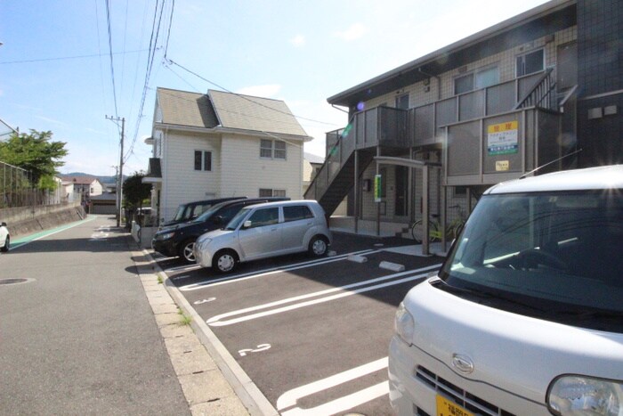 物件外観写真3　(駐車場)
