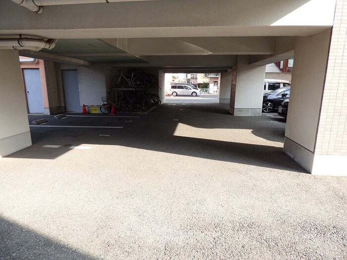 物件外観写真4　(駐車場)