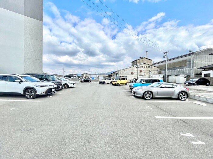 物件外観写真3　(駐車場)