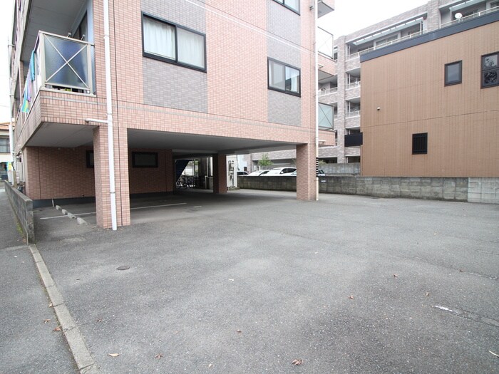 物件外観写真5　(駐車場)