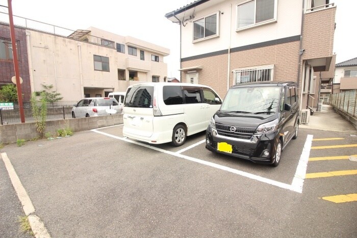 物件外観写真3　(駐車場)