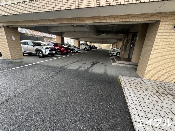 物件外観写真2　(駐車場)