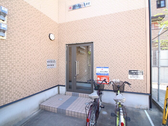 物件外観写真2　(エントランス部分)