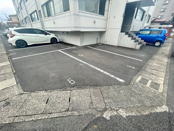 物件外観写真2　(駐車場)