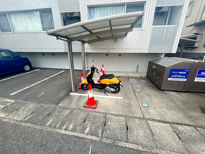 物件外観写真3　(バイク置き場)