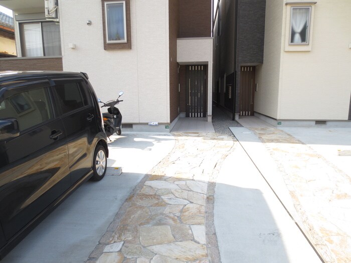 物件外観写真5　(エントランス部分)