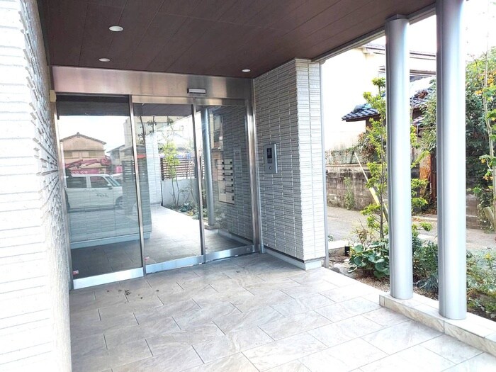 物件外観写真5　(エントランス部分)