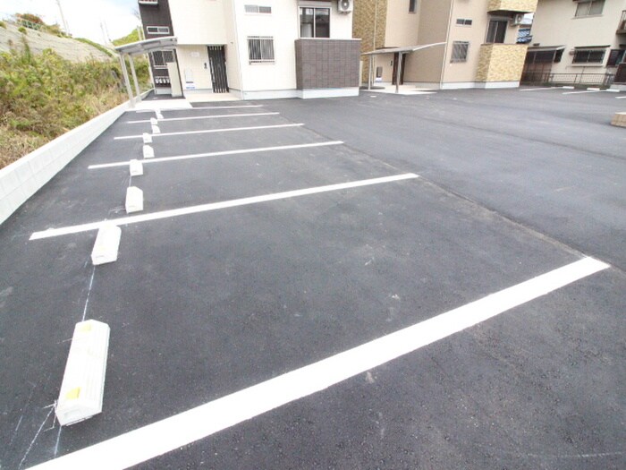 物件外観写真5　(駐車場)