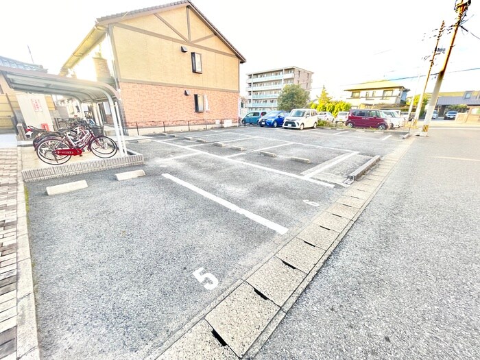 物件外観写真2　(駐車場)