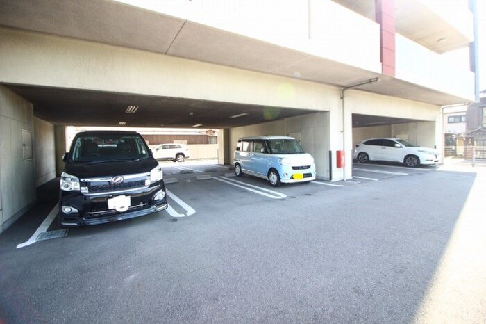 物件外観写真2　(駐車場)