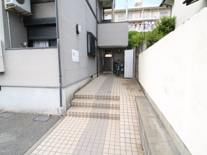 物件外観写真3　(エントランス部分)