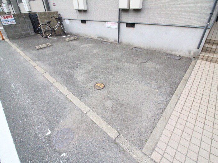 物件外観写真5　(駐車場)