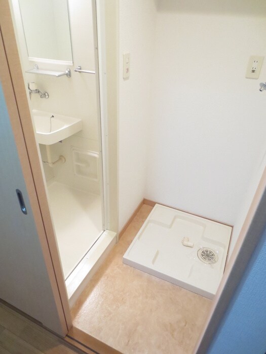 物件内観写真11　(洗濯機置場)