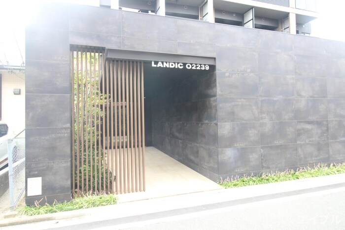 物件外観写真2　(エントランス部分)