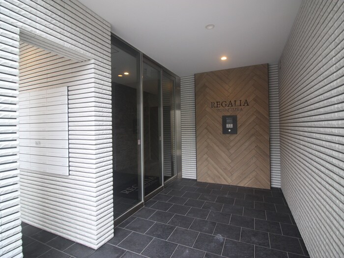 物件外観写真5　(エントランス部分)