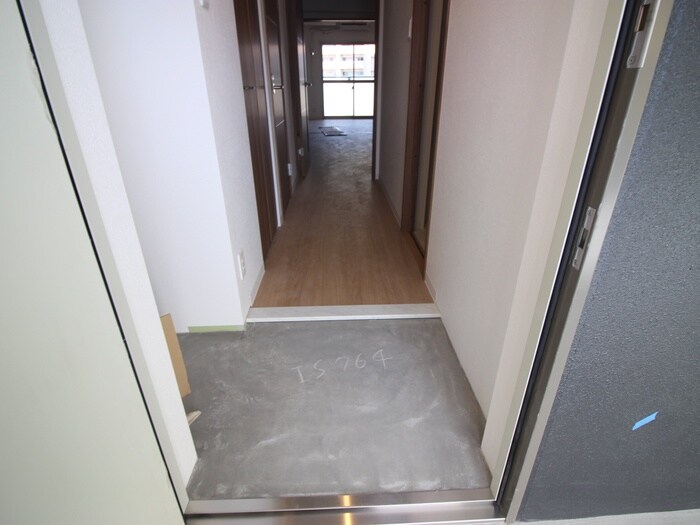 物件内観写真11　(玄関)