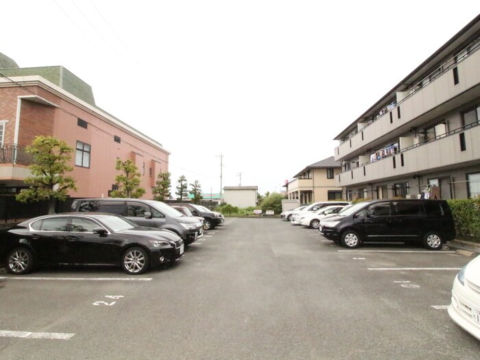 物件外観写真2　(駐車場)