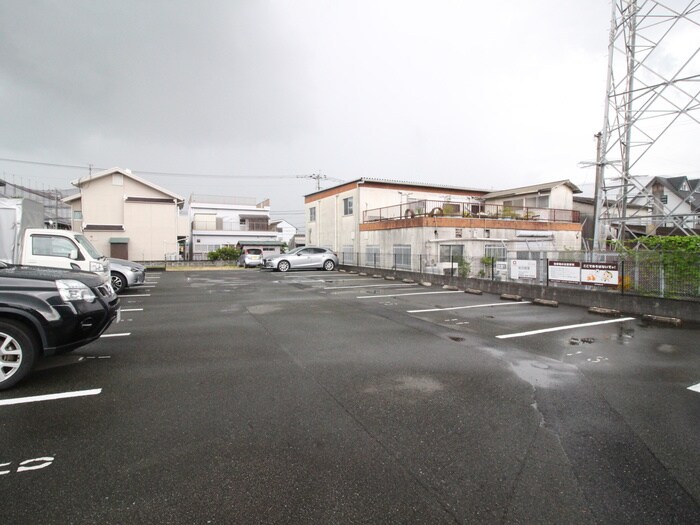 物件外観写真2　(駐車場)