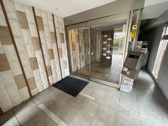 物件外観写真2　(エントランス部分)