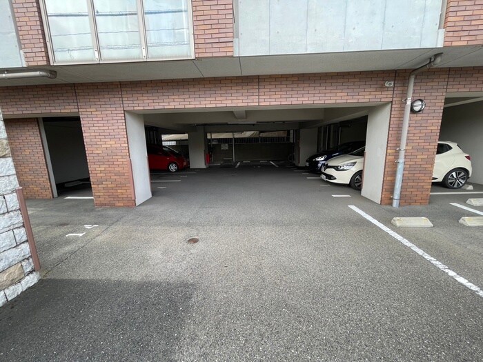 物件外観写真4　(駐車場)