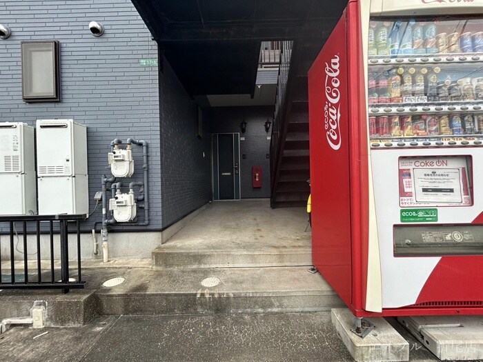 物件外観写真3　(エントランス部分)