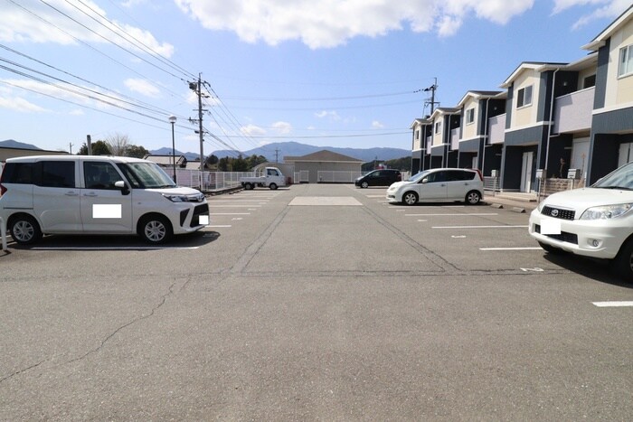 物件外観写真2　(駐車場)