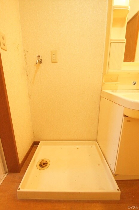 物件内観写真16　(洗濯機置場)