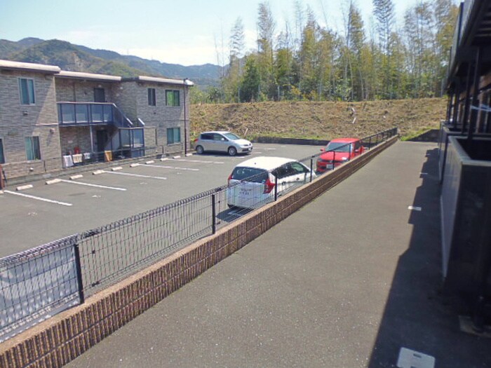 物件外観写真2　(駐車場)