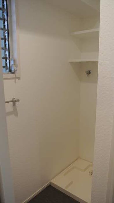 物件内観写真12　(洗濯機置場)