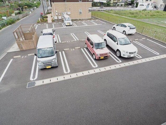 物件外観写真3　(駐車場)