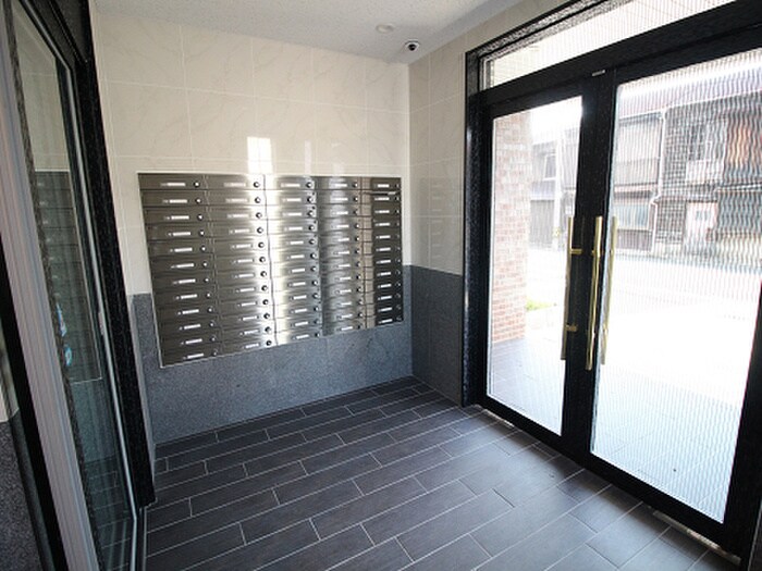 物件外観写真3　(エントランス部分)