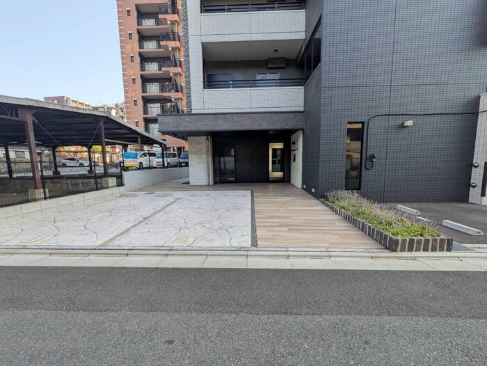 物件外観写真2　(エントランス部分)
