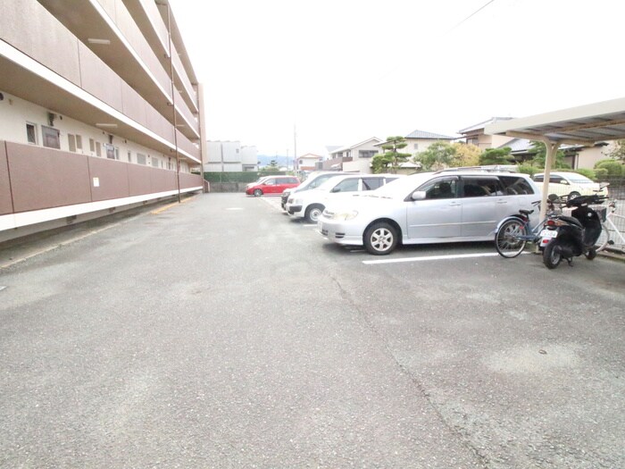 物件外観写真4　(駐車場)
