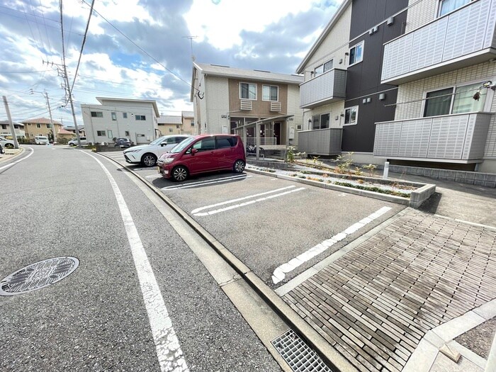 物件外観写真2　(駐車場)