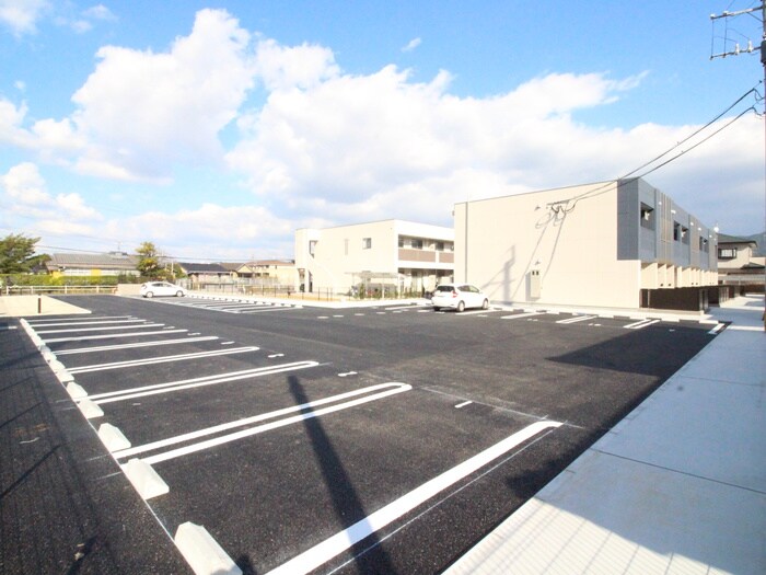 物件外観写真2　(駐車場)