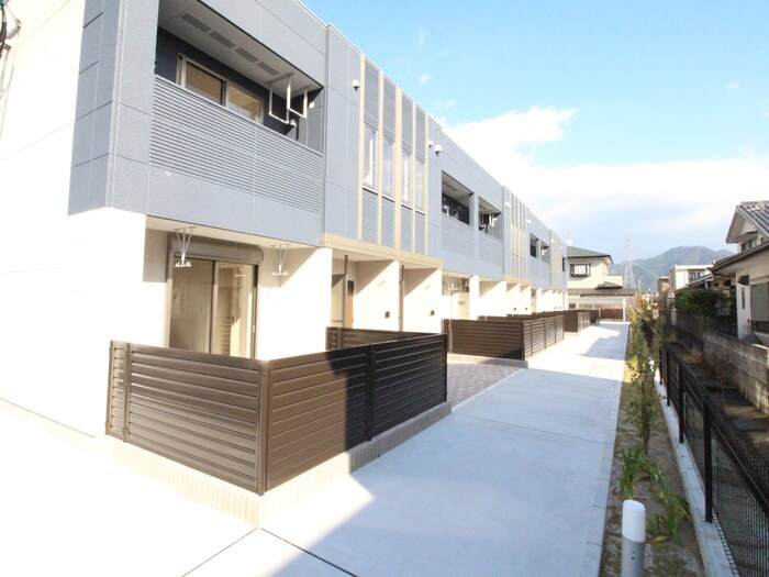 物件外観写真6　(エントランス部分)