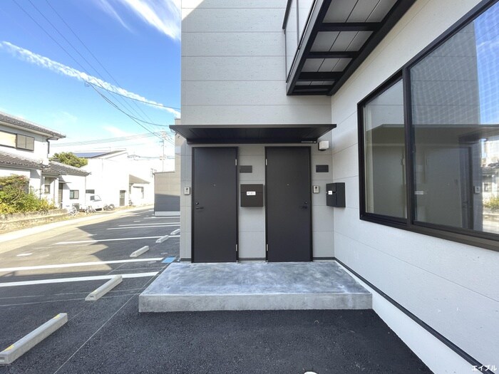 物件外観写真2　(エントランス部分)