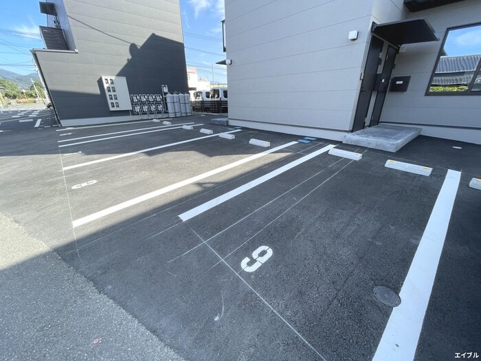 物件外観写真3　(駐車場)