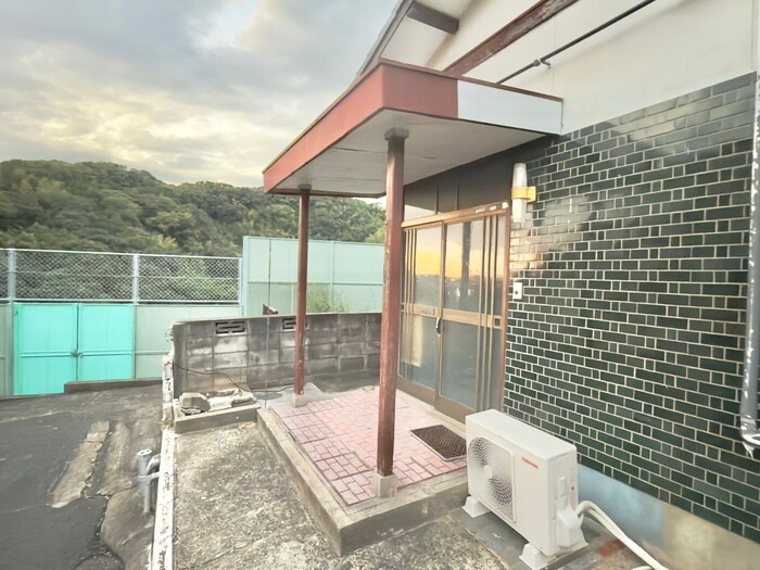 物件外観写真4　(エントランス部分)