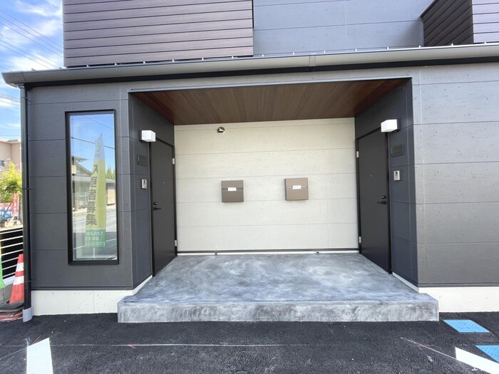 物件外観写真2　(エントランス部分)
