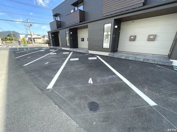 物件外観写真3　(駐車場)