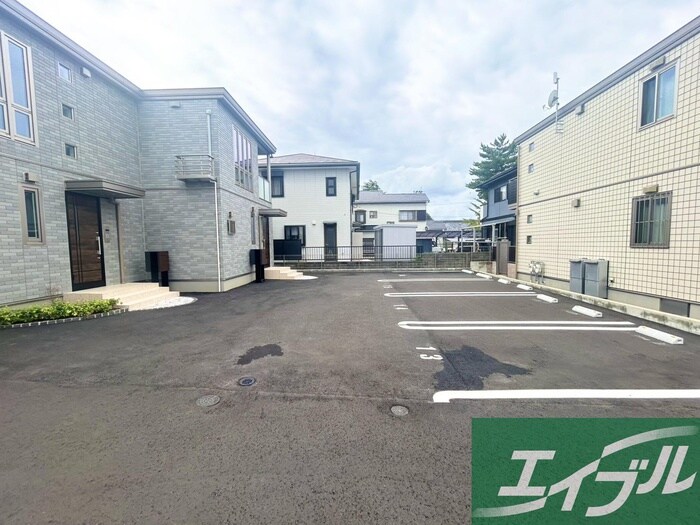 物件外観写真3　(駐車場)