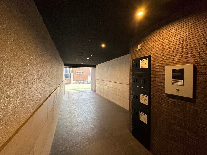 物件外観写真5　(エントランス部分)