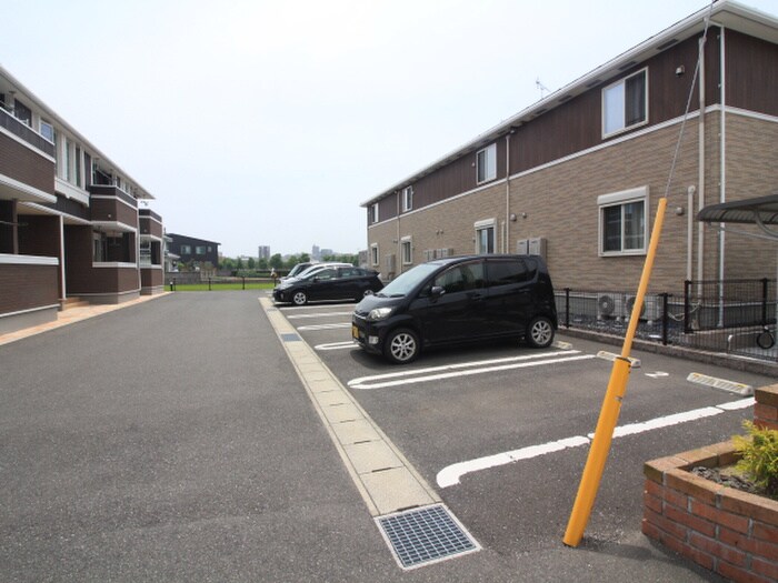 物件外観写真2　(駐車場)