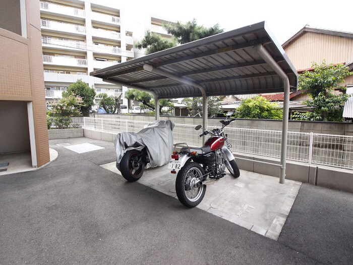 物件外観写真6　(バイク置き場)