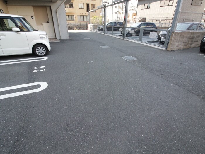 物件外観写真5　(駐車場)